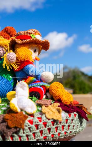 Poole, Dorset, Royaume-Uni. 23 septembre 2023. UK Météo : Sunshine comme un topper de boîte aux lettres crocheté tricoté apparaît sur une boîte aux lettres rouge à Poole, Dorset avec un thème du Festival de la récolte, une célébration de la récolte et de la nourriture cultivée, pour célébrer quand les cultures ont été rassemblées et les gens peuvent réfléchir et montrer de la gratitude pour la nourriture qu'ils ont. Crédit : Carolyn Jenkins/Alamy Live News Banque D'Images