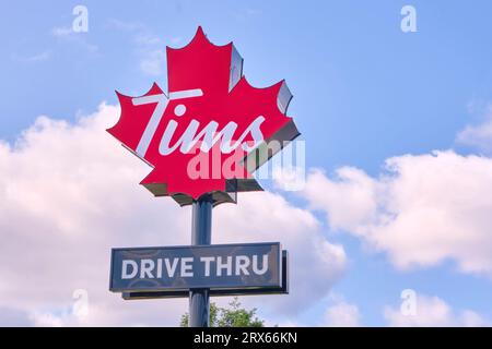 Nouvelle version de l'enseigne Tim Hortons photographiée contre un ciel bleu. Banque D'Images