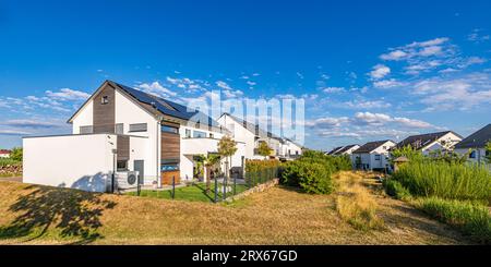 Allemagne, Bade-Wurtemberg, Waiblingen, maisons de banlieue modernes en été Banque D'Images