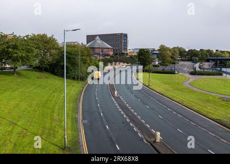 La Riverside Road à Stockton, Angleterre, Royaume-Uni, y compris l'église baptiste et Hampton by Hilton Hotel Banque D'Images