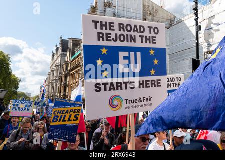 Piccadilly, Londres, Royaume-Uni. 23 septembre 2023. Un grand nombre de personnes participent à une marche de protestation vers le Parlement. Intitulé National Re-join March II – à la suite d’une précédente grande manifestation en 2022 – ses militants aimeraient que le Royaume-Uni rejoigne l’UE après le référendum sur le Brexit de 2016 Banque D'Images