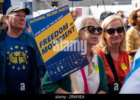 Piccadilly, Londres, Royaume-Uni. 23 septembre 2023. Un grand nombre de personnes participent à une marche de protestation vers le Parlement. Intitulé National Re-join March II – à la suite d’une précédente grande manifestation en 2022 – ses militants aimeraient que le Royaume-Uni rejoigne l’UE après le référendum sur le Brexit de 2016 Banque D'Images