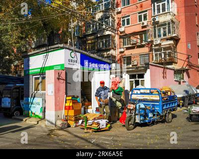 Pékin Chine, 7 novembre 2022 : le personnel de la station de tri des déchets de la Communauté de Chaoyang à Pékin effectue le tri des déchets. Banque D'Images