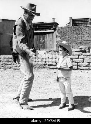 JOHN WAYNE et son fils JOHN ETHAN WAYNE sur place Candid près de Tucson, Arizona en novembre 1965 lors du tournage du roman de EL DORADO 1966 HOWARD HAWKS les Stars in Their courses de Harry Brown scénario Leigh Brackett costumes Edith Head Laurel Productions / Paramount Pictures Banque D'Images