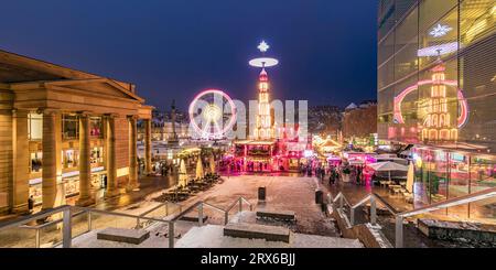 Allemagne, Bade-Wurtemberg, Stuttgart, Schlossplatz la nuit d'hiver avec grande roue et marché de Noël en arrière-plan Banque D'Images