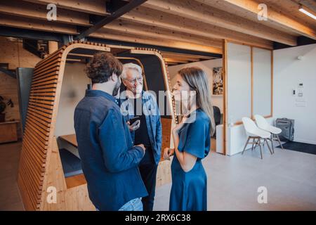Souriant les gens d'affaires planifiant dans le bureau Banque D'Images