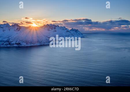 Norvège, Troms og Finnmark, soleil couchant sur les montagnes entourant le fjord Banque D'Images