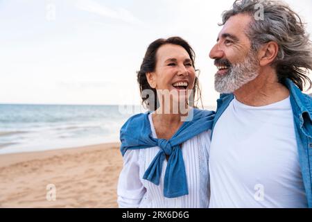 Joyeux couple senior passant du temps libre à la plage Banque D'Images