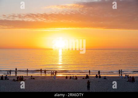 Allemagne, Schleswig-Holstein, soleil couchant sur les gens sur la plage de sable de l'île de Sylt Banque D'Images