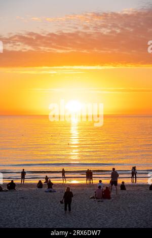 Allemagne, Schleswig-Holstein, soleil couchant sur les gens sur la plage de sable de l'île de Sylt Banque D'Images