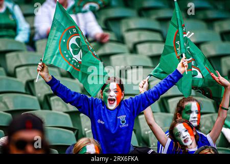 Dublin, République d'Irlande. 23 septembre 2023. Dublin, Irlande, 23 septembre : les supporters irlandais lors du match de l'UEFA Women's Nations League entre la République d'Irlande et l'Irlande du Nord au stade Aviva le 23 septembre 2023 à Dublin, Irlande. (Danilo Fernandes/SPP) crédit : SPP Sport Press photo. /Alamy Live News Banque D'Images