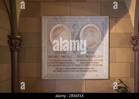 La reine Stéphanie du Portugal et la plaque commémorative Prince Anton à St. Michael Chapel - Chapelle catholique au château de Hohenzollern - Allemagne Banque D'Images