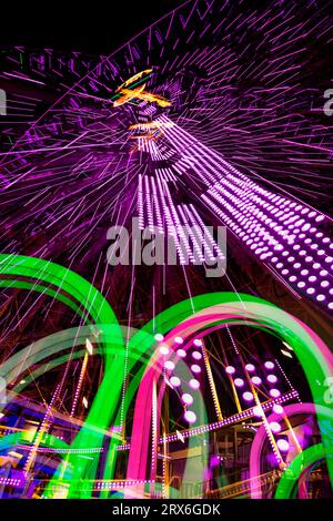 Allemagne, Bavière, Wurzbourg, exposition multiple de la roue de Ferris qui tourne la nuit Banque D'Images