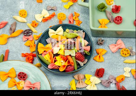 Pâtes italiennes colorées. Diverses couleurs de pâtes Banque D'Images