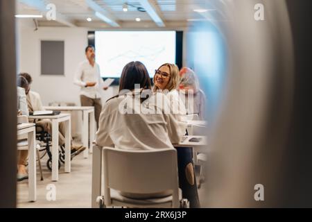 Les jeunes gens d'affaires apportent de nouvelles idées et de l'énergie sur le lieu de travail, ce qui en fait des membres précieux de l'équipe Banque D'Images