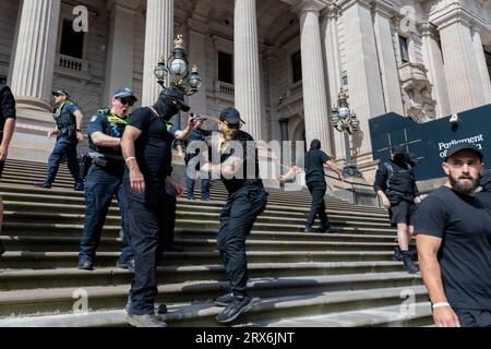 Melbourne, Australie, 23 septembre 2023. Timothy Lutze, directeur néo-nazi du gymnase de boxe, est aspergé de poivre par la police alors qu'il est forcé de quitter les escaliers du Parlement après avoir soutenu un rassemblement "vote non". Crédit : Jay Kogler/Alamy Live News Banque D'Images