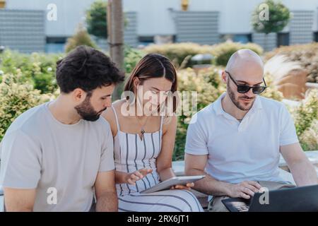 Des professionnels expérimentés discutent des statistiques, fixent des objectifs et analysent les marchés dans un centre-ville. Confiants et créatifs, ils élaborent des stratégies pour l'expansion des affaires Banque D'Images