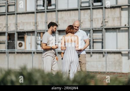 Architectes réussis collaborant sur la conception moderne de bâtiments urbains Banque D'Images