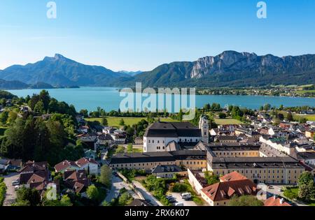 Autriche, haute-Autriche, Mondsee, Drone vue de l'abbaye de Mondsee avec lac en arrière-plan Banque D'Images