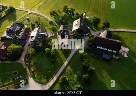Autriche, haute-Autriche, Sankt Lorenz, Drone vue du petit village à l'aube Banque D'Images