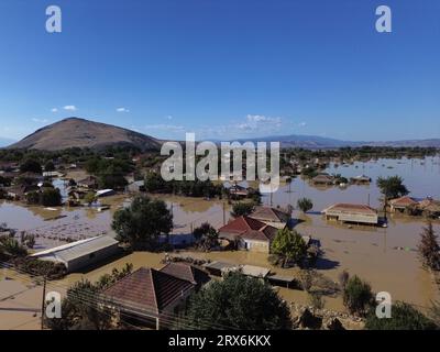 Karditsa, Grèce - 11 septembre 2023. Vue aérienne du village inondé de Metamorfosi près de la ville de Karditsa après que la tempête 'Daniel' a apporté d'énormes quantités de précipitations et les dommages sont maintenant mis au jour. Au moins 15 personnes ont été confirmées mortes, et deux autres portées disparues. Crédit : Dimitris Aspiotis/Alamy Banque D'Images