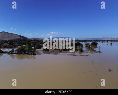 Karditsa, Grèce - 11 septembre 2023. Vue aérienne du village inondé de Metamorfosi près de la ville de Karditsa après que la tempête 'Daniel' a apporté d'énormes quantités de précipitations et les dommages sont maintenant mis au jour. Au moins 15 personnes ont été confirmées mortes, et deux autres portées disparues. Crédit : Dimitris Aspiotis/Alamy Banque D'Images