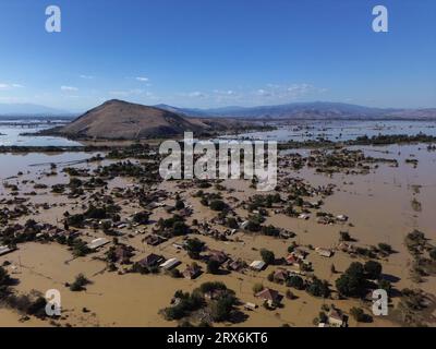 Karditsa, Grèce - 11 septembre 2023. Vue aérienne du village inondé de Metamorfosi près de la ville de Karditsa après que la tempête 'Daniel' a apporté d'énormes quantités de précipitations et les dommages sont maintenant mis au jour. Au moins 15 personnes ont été confirmées mortes, et deux autres portées disparues. Crédit : Dimitris Aspiotis/Alamy Banque D'Images