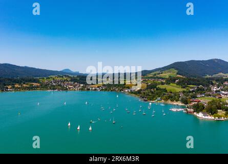 Autriche, haute-Autriche, Mondsee, Drone vue sur le lac Mondsee et le village environnant en été Banque D'Images