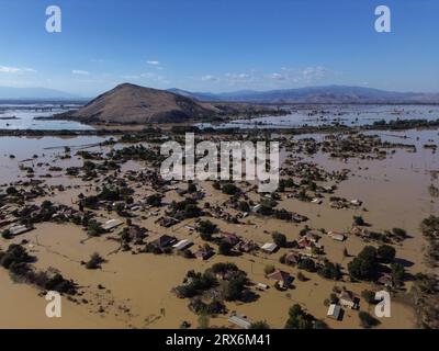 Karditsa, Grèce - 11 septembre 2023. Vue aérienne du village inondé de Metamorfosi près de la ville de Karditsa après que la tempête 'Daniel' a apporté d'énormes quantités de précipitations et les dommages sont maintenant mis au jour. Au moins 15 personnes ont été confirmées mortes, et deux autres portées disparues. Crédit : Dimitris Aspiotis/Alamy Banque D'Images