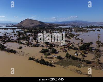 Karditsa, Grèce - 11 septembre 2023. Vue aérienne du village inondé de Metamorfosi près de la ville de Karditsa après que la tempête 'Daniel' a apporté d'énormes quantités de précipitations et les dommages sont maintenant mis au jour. Au moins 15 personnes ont été confirmées mortes, et deux autres portées disparues. Crédit : Dimitris Aspiotis/Alamy Banque D'Images