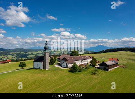 Autriche, Salzburger Land, Sommerholz, Drone vue de l'église de Saint George et le paysage environnant en été Banque D'Images