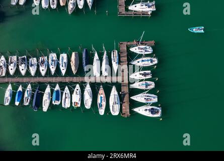 Autriche, haute-Autriche, Drone vue des voiliers amarrés le long de la marina sur la rive du lac Mondsee Banque D'Images