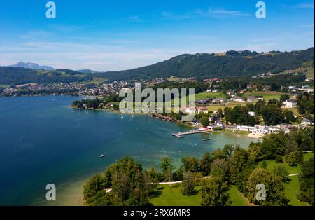 Autriche, haute-Autriche, Altmunster, Drone panorama de la ville sur la rive du lac Traunsee en été Banque D'Images