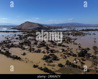 Karditsa, Grèce - 11 septembre 2023. Vue aérienne du village inondé de Metamorfosi près de la ville de Karditsa après que la tempête 'Daniel' a apporté d'énormes quantités de précipitations et les dommages sont maintenant mis au jour. Au moins 15 personnes ont été confirmées mortes, et deux autres portées disparues. Crédit : Dimitris Aspiotis/Alamy Banque D'Images