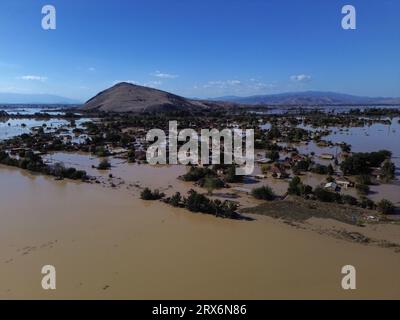 Karditsa, Grèce - 11 septembre 2023. Vue aérienne du village inondé de Metamorfosi près de la ville de Karditsa après que la tempête 'Daniel' a apporté d'énormes quantités de précipitations et les dommages sont maintenant mis au jour. Au moins 15 personnes ont été confirmées mortes, et deux autres portées disparues. Crédit : Dimitris Aspiotis/Alamy Banque D'Images