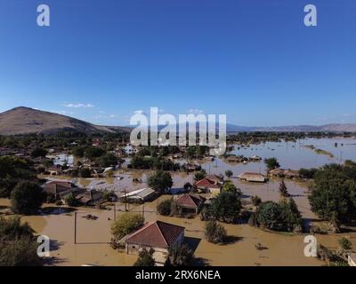 Karditsa, Grèce - 11 septembre 2023. Vue aérienne du village inondé de Metamorfosi près de la ville de Karditsa après que la tempête 'Daniel' a apporté d'énormes quantités de précipitations et les dommages sont maintenant mis au jour. Au moins 15 personnes ont été confirmées mortes, et deux autres portées disparues. Crédit : Dimitris Aspiotis/Alamy Banque D'Images