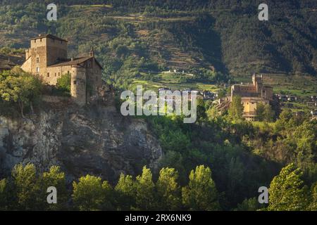 Château de Sarriod de la Tour à gauche et Château St Pierre à droite. Région de la Vallée d'Aoste, Italie Banque D'Images