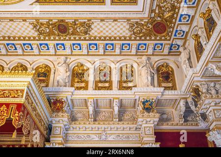 Détails de la décoration des murs de la salle du trône à l'intérieur du château de Schwerin - Schwerin, Allemagne Banque D'Images