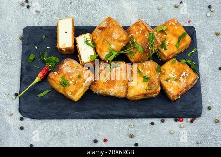 Tofu rôti et graines de sésame, cuisine végétalienne asiatique. Tahu Goreng Banque D'Images