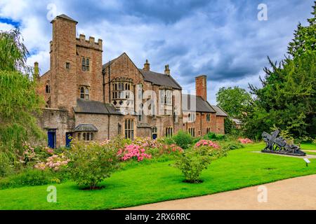 Le magnifique palais historique de l'évêque à Wells, Somerset, Angleterre, Royaume-Uni Banque D'Images