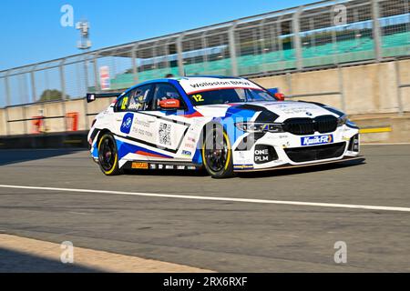 Silverstone, Northamptonshire, Royaume-Uni. 23 septembre 2023. Stephen Jelley, Team BMW, BMW 330e M Sport lors des Kwik Fit British Touring car Championships (BTCC) à Silverstone, Towcester, Northamptonshire, Royaume-Uni le 23 septembre 2023. Crédit : LFP/Alamy Live News Banque D'Images