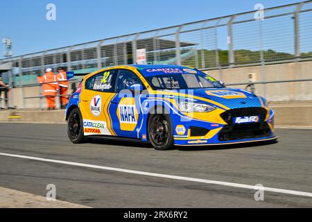 Silverstone, Northamptonshire, Royaume-Uni. 23 septembre 2023. DaN Rowbottom, NAPA Racing UK, Ford Focus ST lors des Kwik Fit British Touring car Championships (BTCC) à Silverstone, Towcester, Northamptonshire, Royaume-Uni le 23 septembre 2023. Crédit : LFP/Alamy Live News Banque D'Images