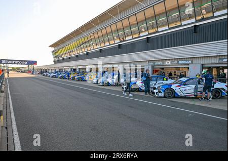 Silverstone, Northamptonshire, Royaume-Uni. 23 septembre 2023. Lors des Kwik Fit British Touring car Championships (BTCC) à Silverstone, Towcester, Northamptonshire, Royaume-Uni, le 23 septembre 2023. Crédit : LFP/Alamy Live News Banque D'Images