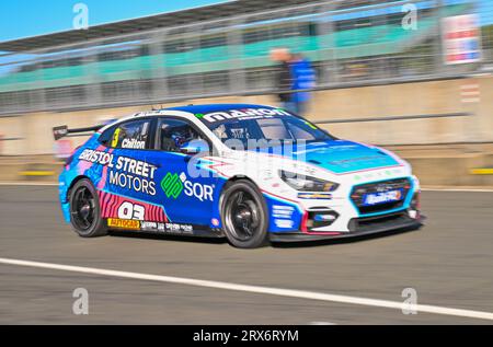 Silverstone, Northamptonshire, Royaume-Uni. 23 septembre 2023. Tom Chilton, Bristol Street Motors avec EXCELR8, Hyundai i30N lors des Kwik Fit British Touring car Championships (BTCC) à Silverstone, Towcester, Northamptonshire, Royaume-Uni le 23 septembre 2023. Crédit : LFP/Alamy Live News Banque D'Images