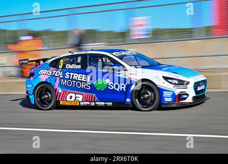 Silverstone, Northamptonshire, Royaume-Uni. 23 septembre 2023. Tom Chilton, Bristol Street Motors avec EXCELR8, Hyundai i30N lors des Kwik Fit British Touring car Championships (BTCC) à Silverstone, Towcester, Northamptonshire, Royaume-Uni le 23 septembre 2023. Crédit : LFP/Alamy Live News Banque D'Images