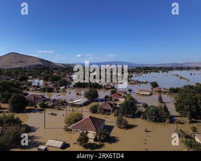 Karditsa, Grèce - 11 septembre 2023. Vue aérienne du village inondé de Metamorfosi près de la ville de Karditsa après que la tempête 'Daniel' a apporté d'énormes quantités de précipitations et les dommages sont maintenant mis au jour. Au moins 15 personnes ont été confirmées mortes, et deux autres portées disparues. Crédit : Dimitris Aspiotis/Alamy Banque D'Images