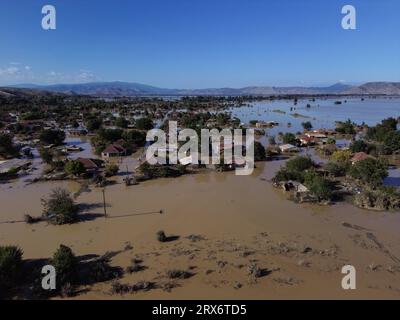 Karditsa, Grèce - 11 septembre 2023. Vue aérienne du village inondé de Metamorfosi près de la ville de Karditsa après que la tempête 'Daniel' a apporté d'énormes quantités de précipitations et les dommages sont maintenant mis au jour. Au moins 15 personnes ont été confirmées mortes, et deux autres portées disparues. Crédit : Dimitris Aspiotis/Alamy Banque D'Images