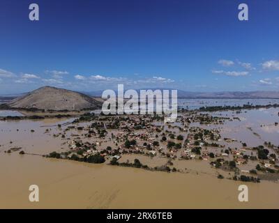 Karditsa, Grèce - 11 septembre 2023. Vue aérienne du village inondé de Metamorfosi près de la ville de Karditsa après que la tempête 'Daniel' a apporté d'énormes quantités de précipitations et les dommages sont maintenant mis au jour. Au moins 15 personnes ont été confirmées mortes, et deux autres portées disparues. Crédit : Dimitris Aspiotis/Alamy Banque D'Images