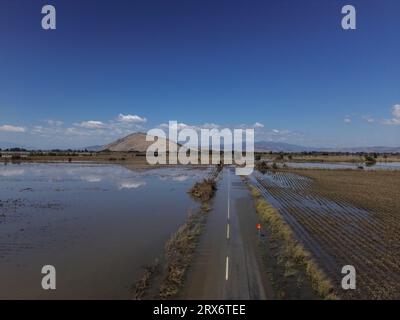 Karditsa, Grèce - 11 septembre 2023. Vue aérienne d'une route inondée près de la ville de Karditsa après que la tempête 'Daniel' a apporté d'énormes quantités de pluie et les dommages sont maintenant à la lumière. Au moins 15 personnes ont été confirmées mortes, et deux autres portées disparues. Crédit : Dimitris Aspiotis/Alamy Banque D'Images