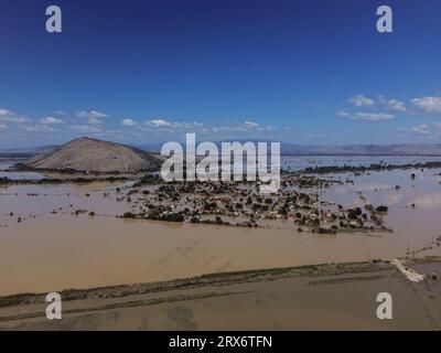 Karditsa, Grèce - 11 septembre 2023. Vue aérienne du village inondé de Metamorfosi près de la ville de Karditsa après que la tempête 'Daniel' a apporté d'énormes quantités de précipitations et les dommages sont maintenant mis au jour. Au moins 15 personnes ont été confirmées mortes, et deux autres portées disparues. Crédit : Dimitris Aspiotis/Alamy Banque D'Images